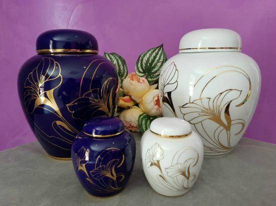 urnes bleus et blanches